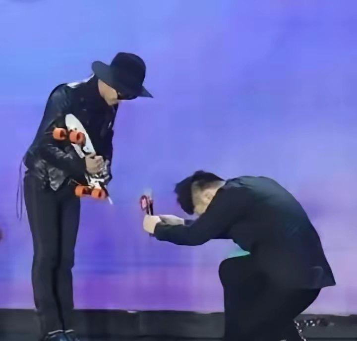 一个中国主持人，为一个韩国明星下跪颁奖，让大众很不理解。
 
2013年，一个颁