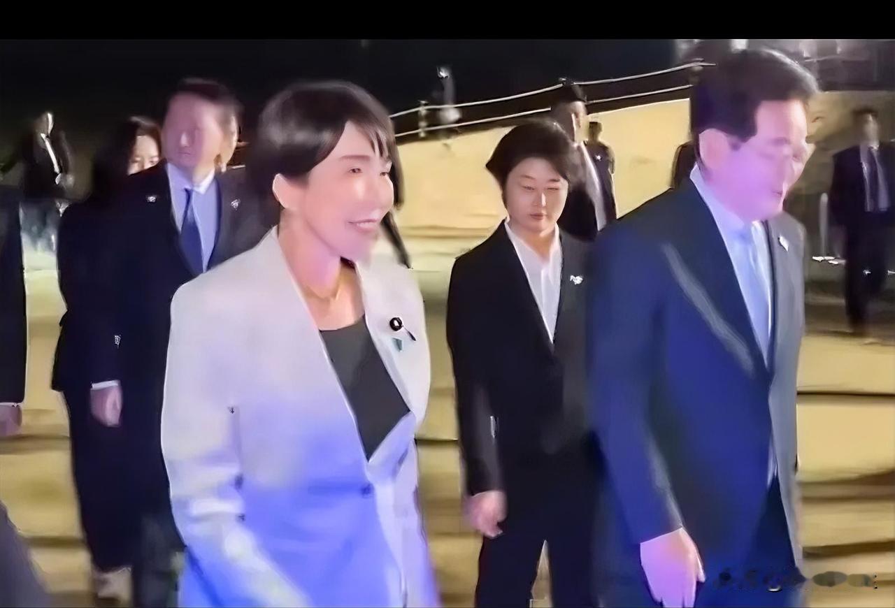 韩国总统李在明陪同日本首相高市早苗夜游 ，在河回村渡口，观赏“船游纲火”传统烟花
