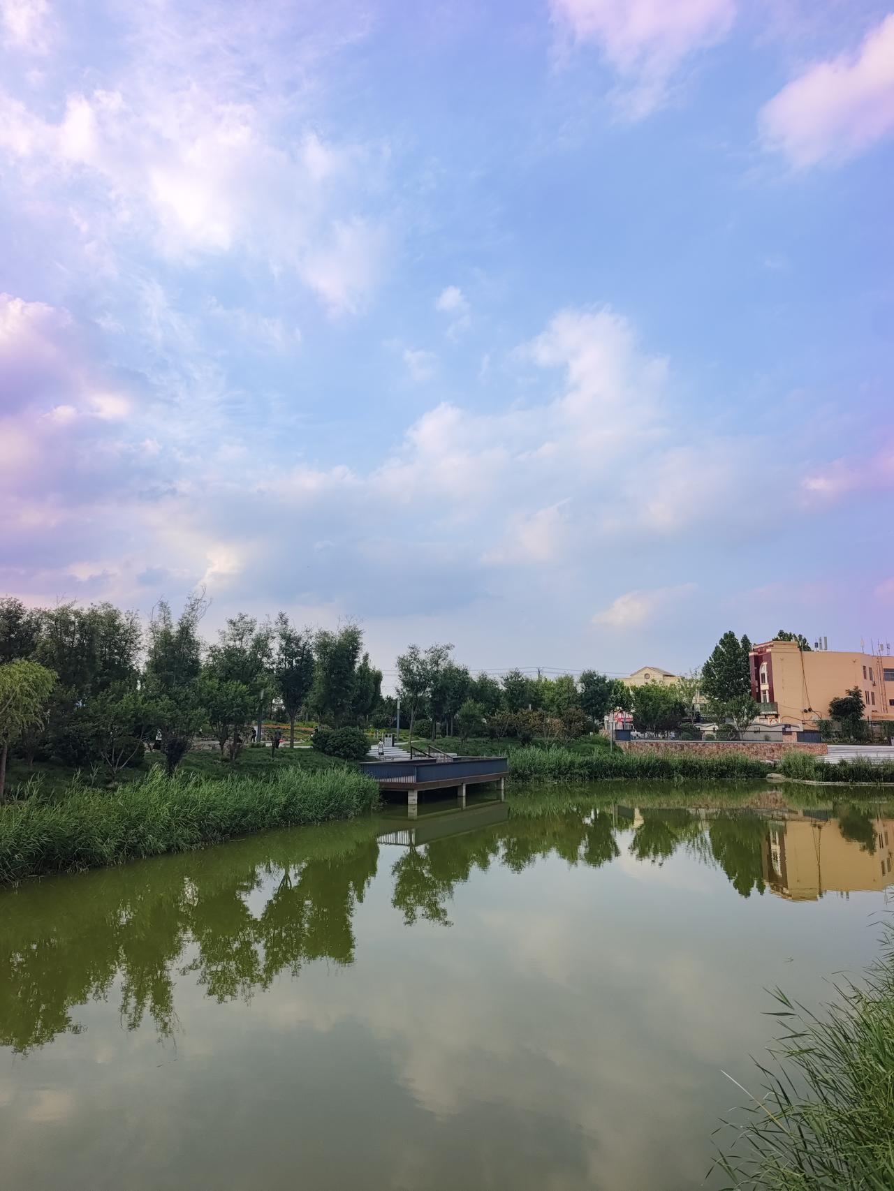 唯有热爱可以抵岁月漫长。所以一定要找到你人生的热爱，让自己全身心地投入进去。
