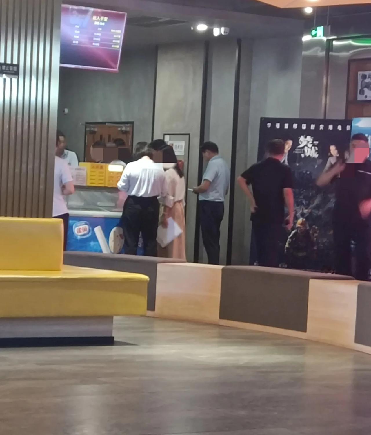 国庆前夕，都在进行安全检查行动了。
电影院来了一群人，看着像是某个单位的领导们，