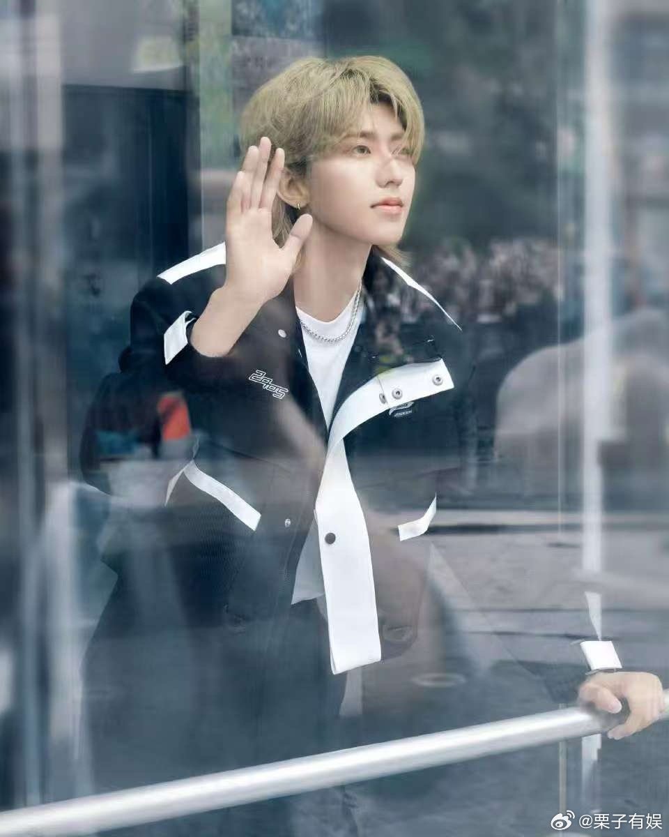 蔡徐坤活动现场图蔡徐坤南昌活动九宫格蔡徐坤南昌活动九宫格，帅气，[抓狂][抓狂]