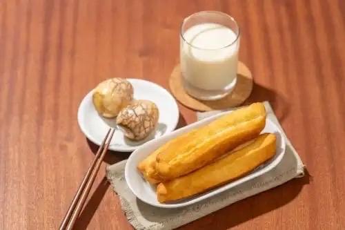 早晨醒来不起床，
刷刷手机懒洋洋。
想想吃什么早饭，
油条茶蛋配豆浆。
再加一碟
