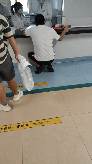这不是在难为患者及家属吗？
医院里的柜台为什么都建的这么低？
让人站也不是！
坐