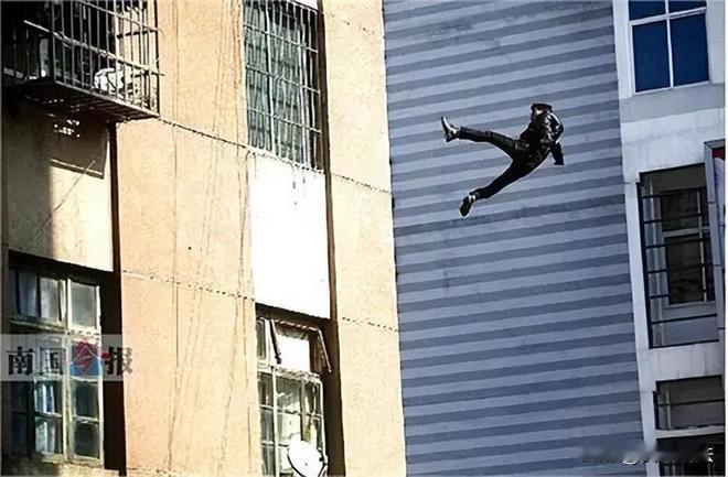 四川古蔺，一大爷检查身体和2个儿子回家途中，顺道前往一男子家中索要欠款，谁料，过