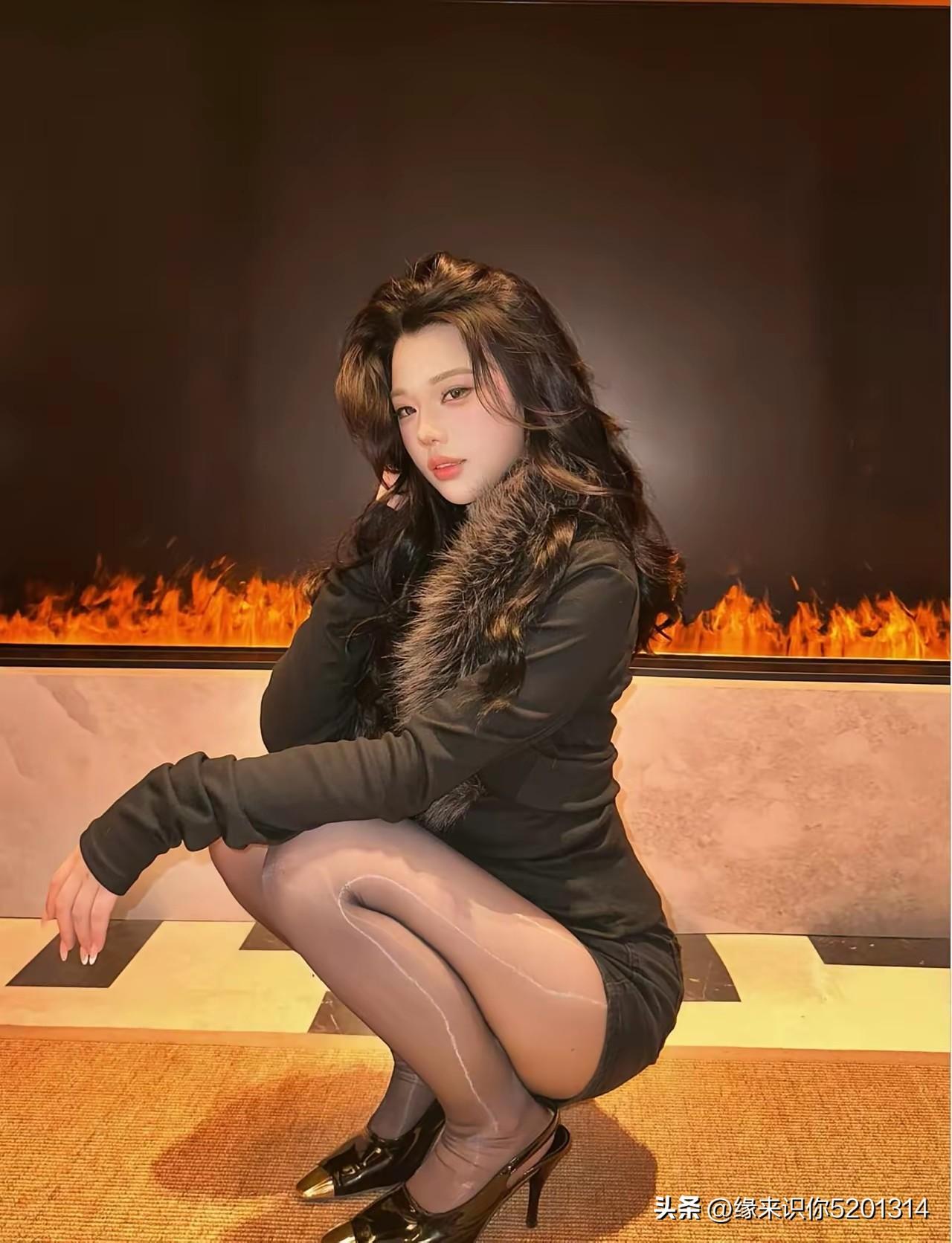 火光映美人，影影绰绰间。