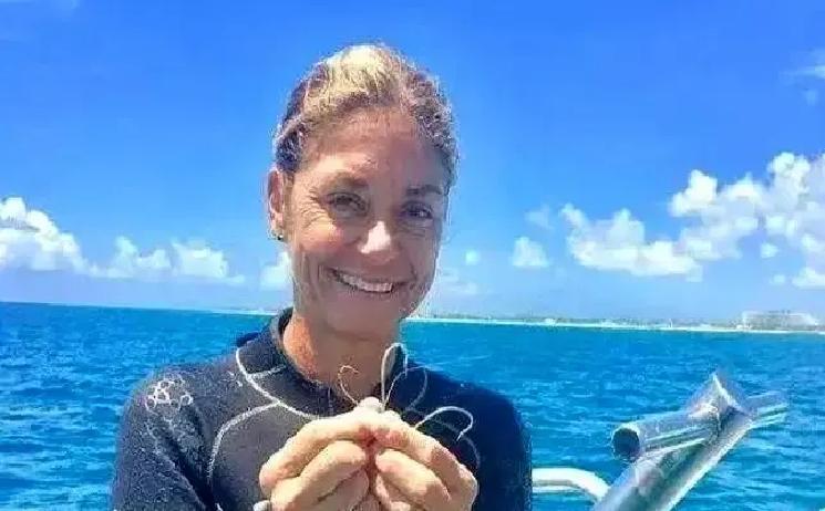 鲨鱼救人第1次被拍下
 
20年前，克里斯蒂娜在墨西哥湾拔掉一条柠檬鲨嘴里的鱼钩