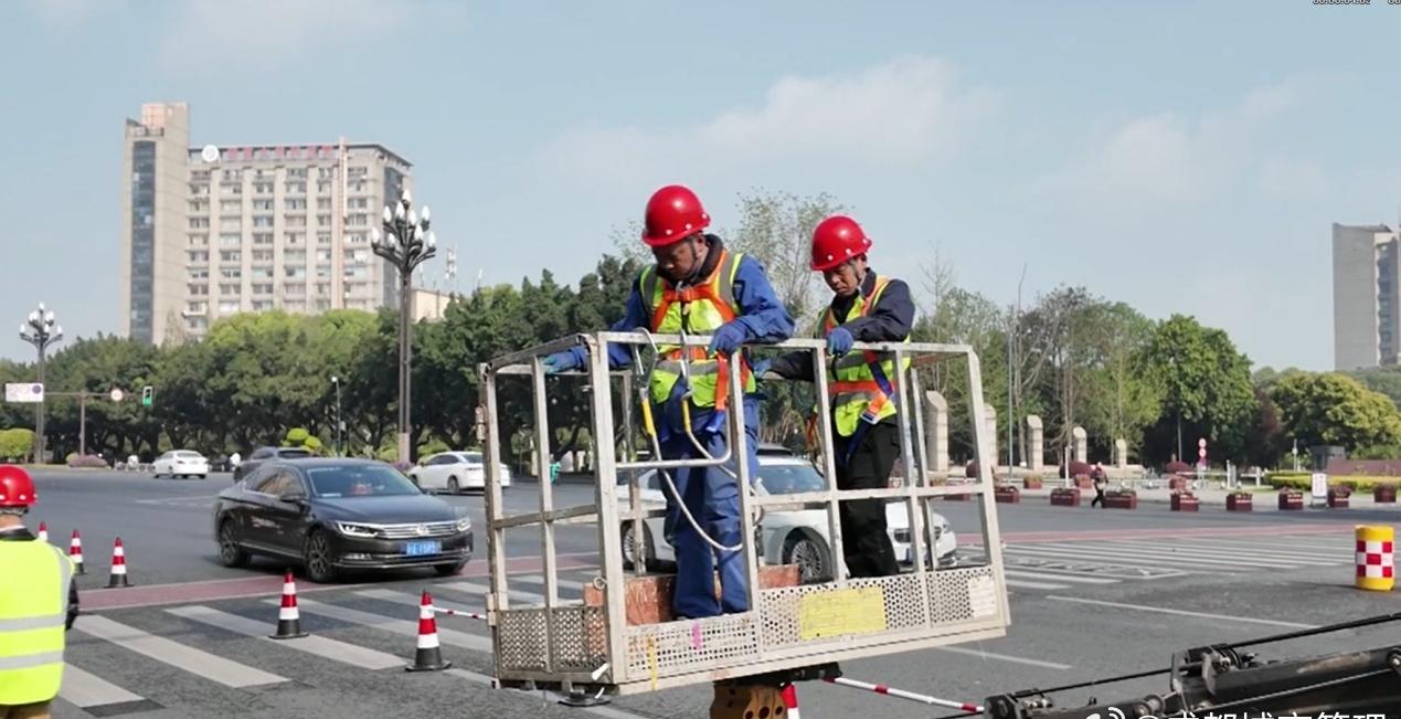 【一盏路灯，一份守护！】路灯是城市夜晚最温暖的符号，是街巷里的“安全灯塔”，更是