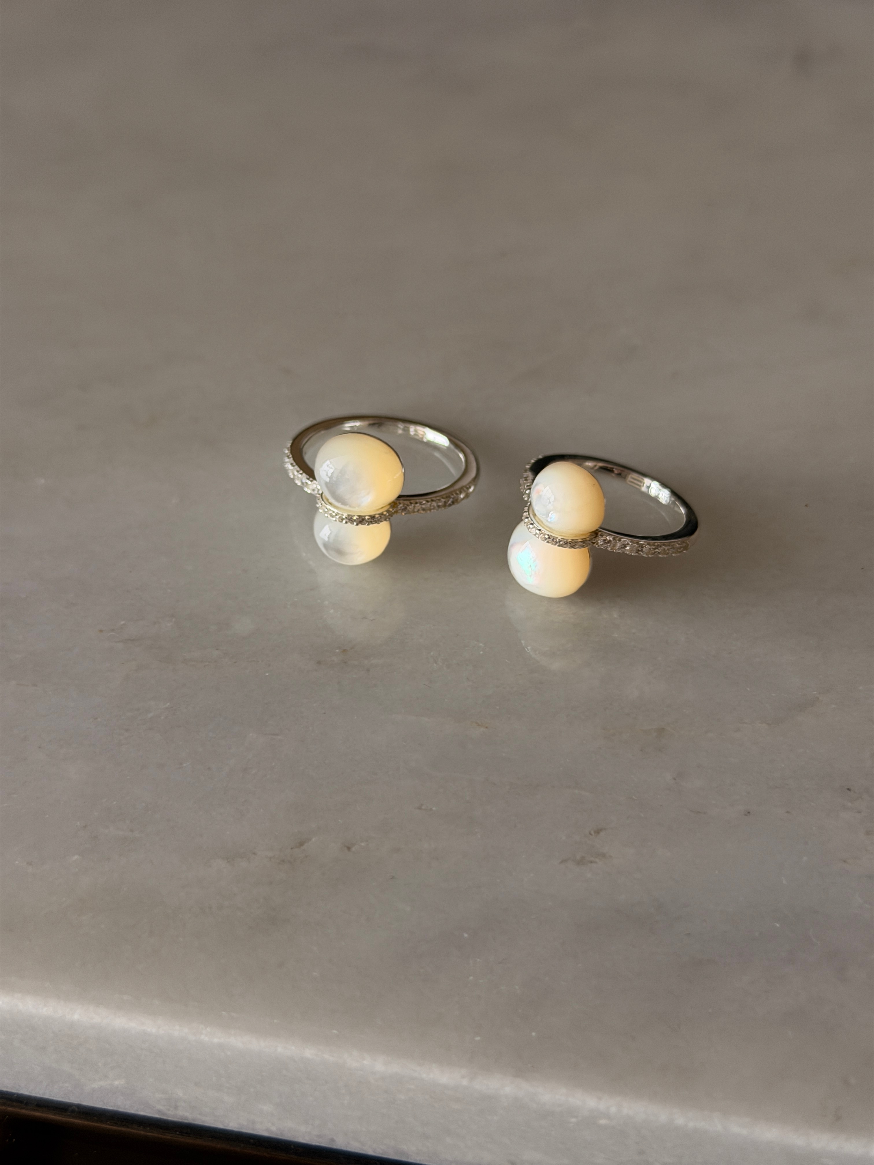 以为戒指丢了，又买了一个。好家伙，它又出现了……