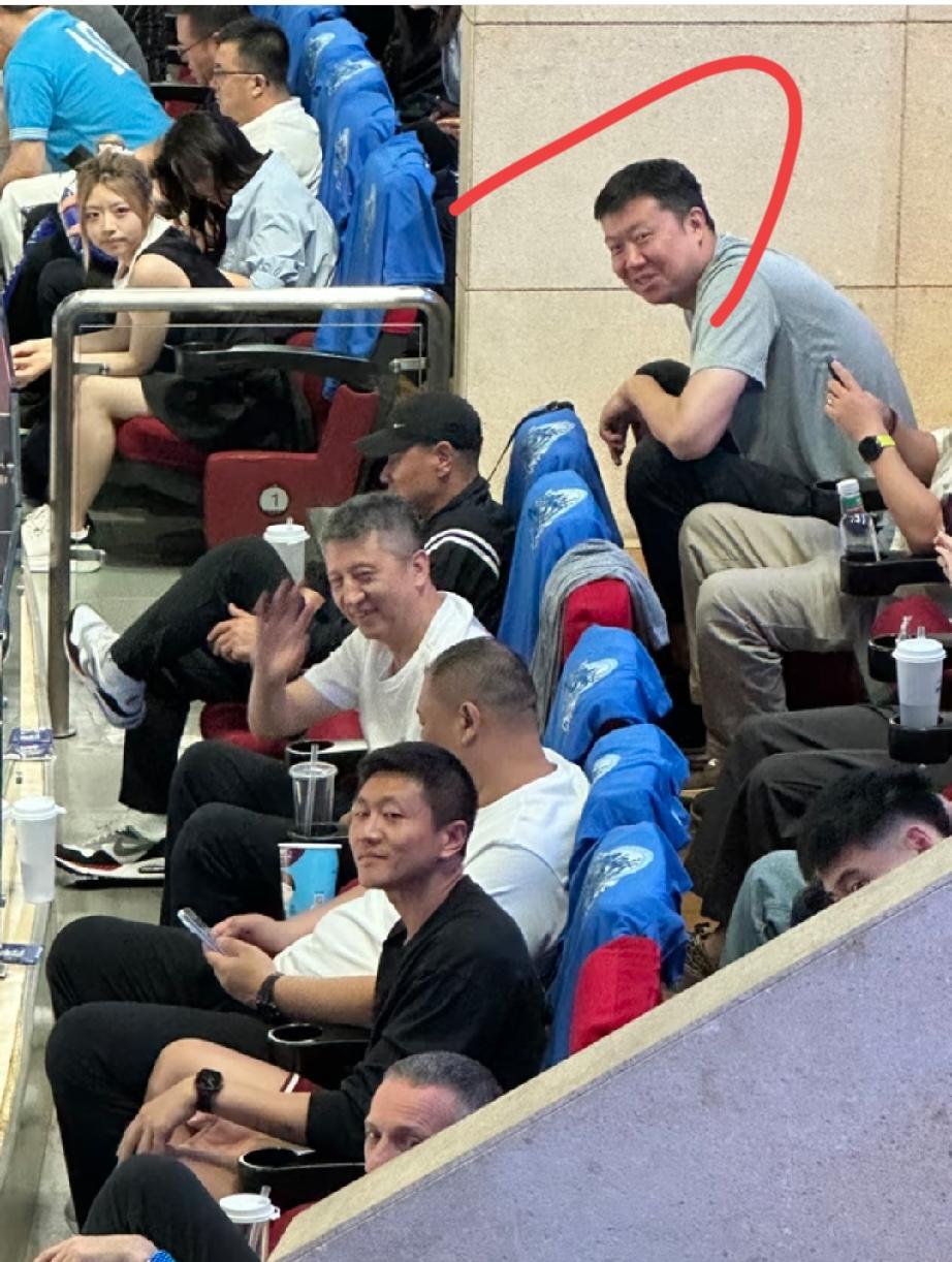 偶遇顶级头像！好激动啊！他真的好帅气啊！
大家看出来他是谁了吗？