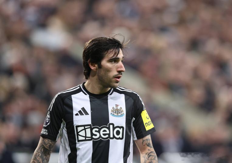 前曼联教练雷内·穆伦斯汀鼓励俱乐部在今年夏季转会窗口追求托纳利。去年夏天，红魔优