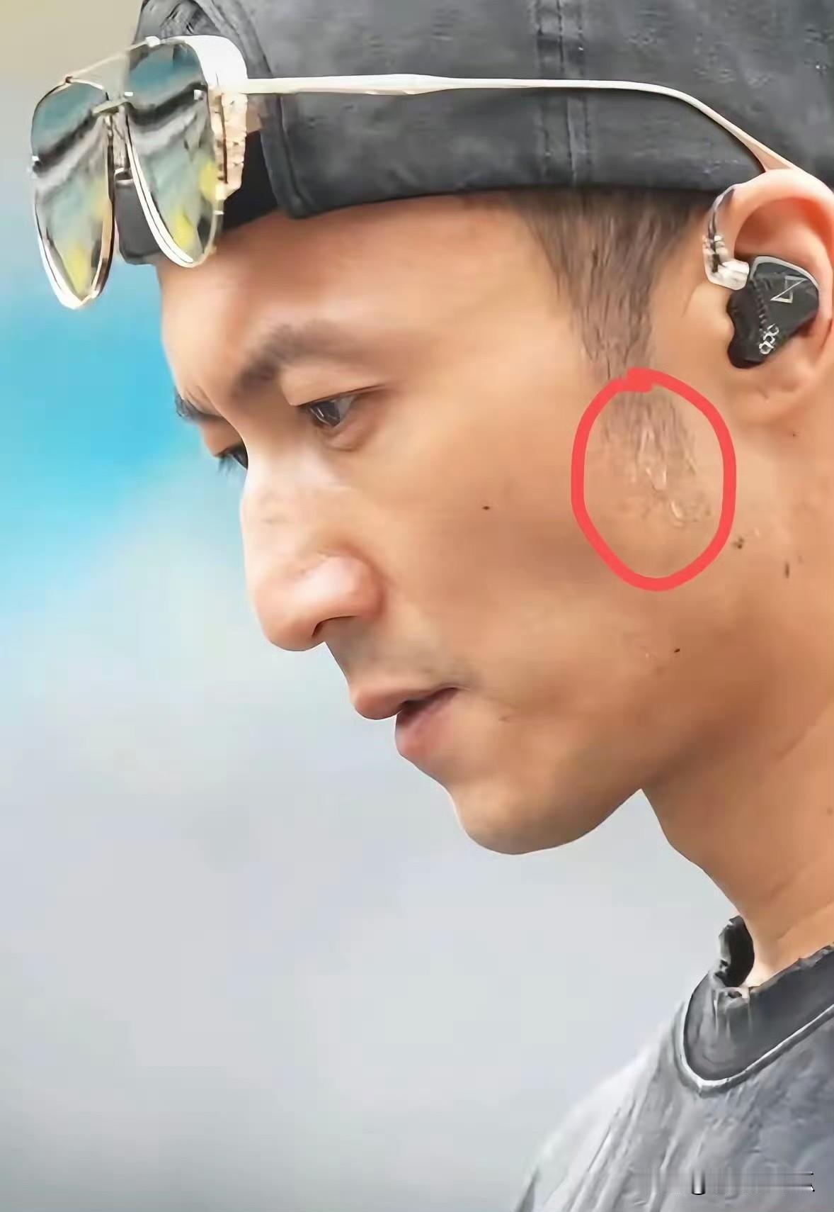 谢霆锋
你可以这个时候还开演唱会
也可以听从父亲的教诲工作为大，但是你千万要顶住