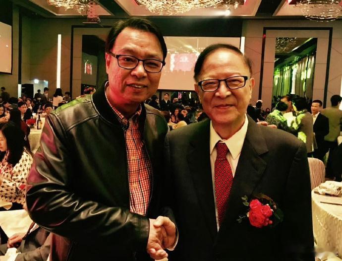 演员钟景辉去世李力持悼念钟景辉3日，香港演员、导演、戏剧大师钟景辉在睡梦中去世，