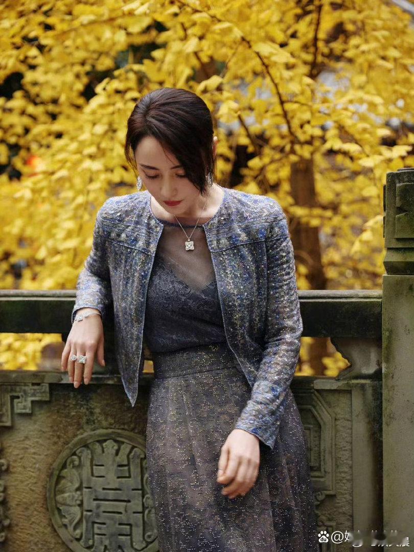 蒋勤勤优雅氛围感拉满，薄纱造型温柔轻奢，精致端庄，自带高级性感。 