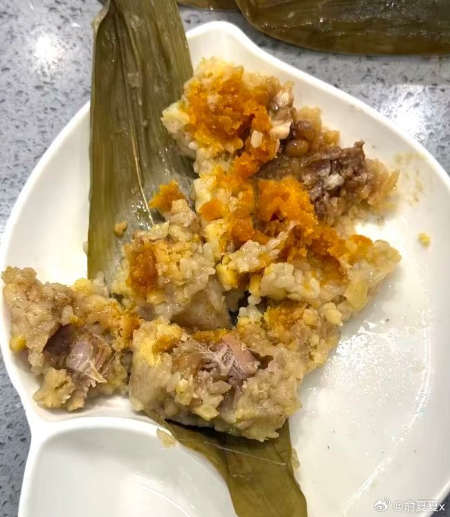 又到一年一度粽子节！今年吃的第一个粽子是五花肉蛋黄粽子。 