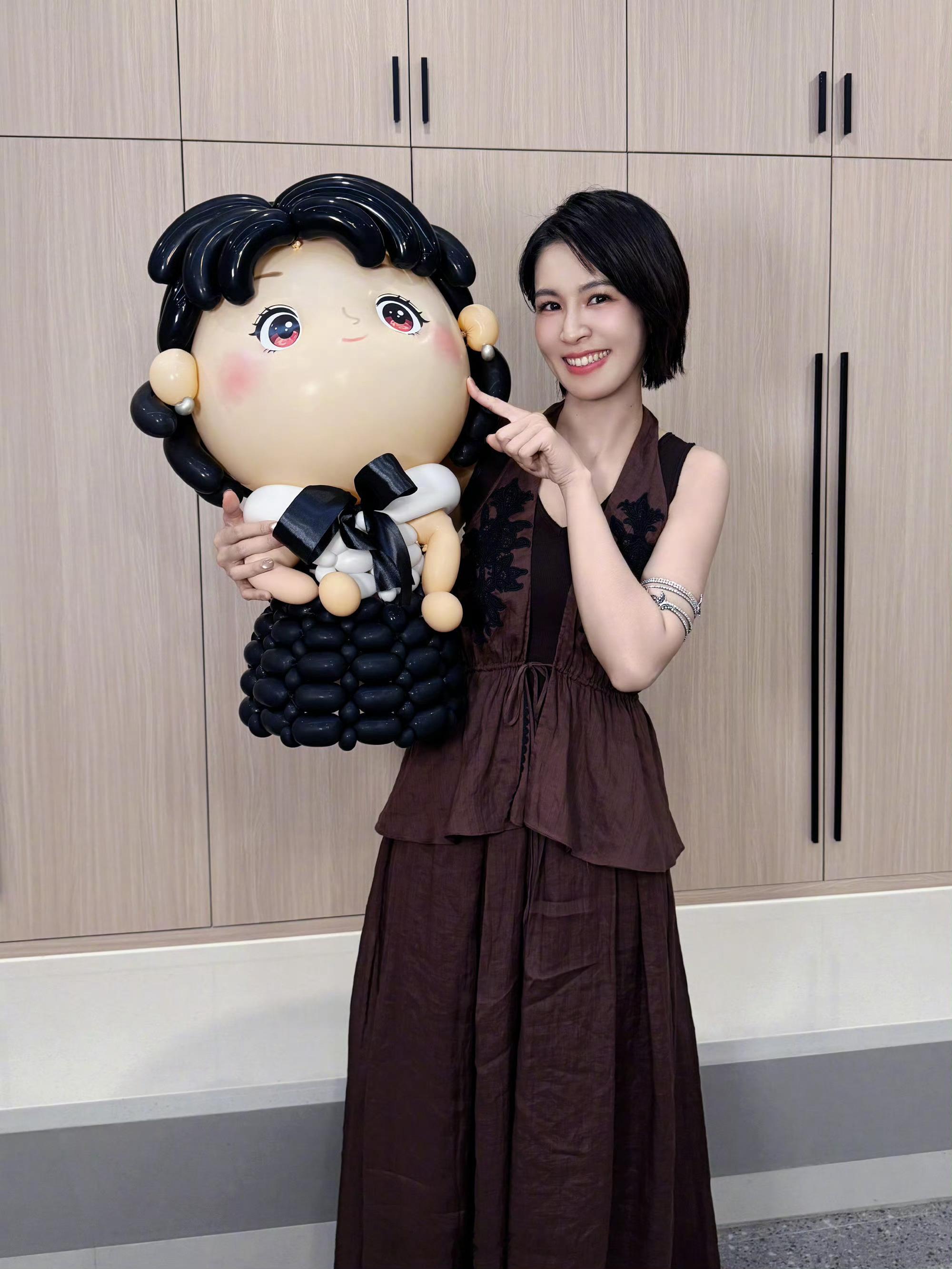 曾沛慈嘉兴演唱会这套穿搭好美，也很适合度假穿，舒服又高级 