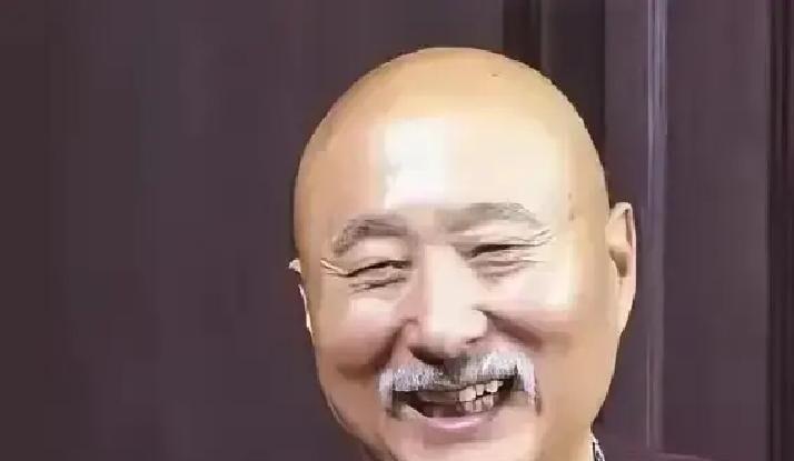 一个比她大两岁的男人管她叫姑奶奶，这红包上“姑奶奶贺”三个字把名利场里那些虚情假