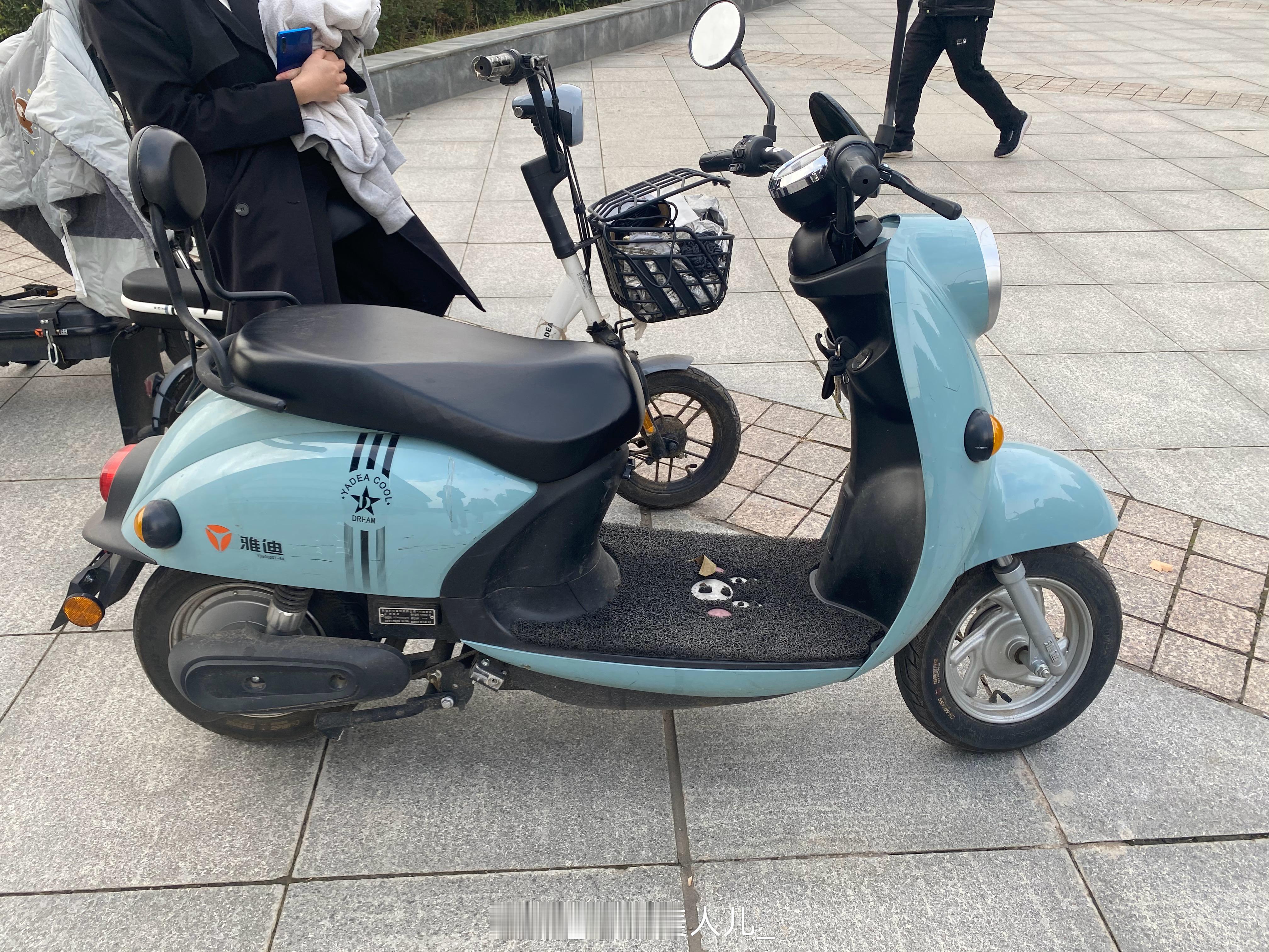 #河南科技大学[超话]# 要毕业了，出电动车，送充电器。 ​​​