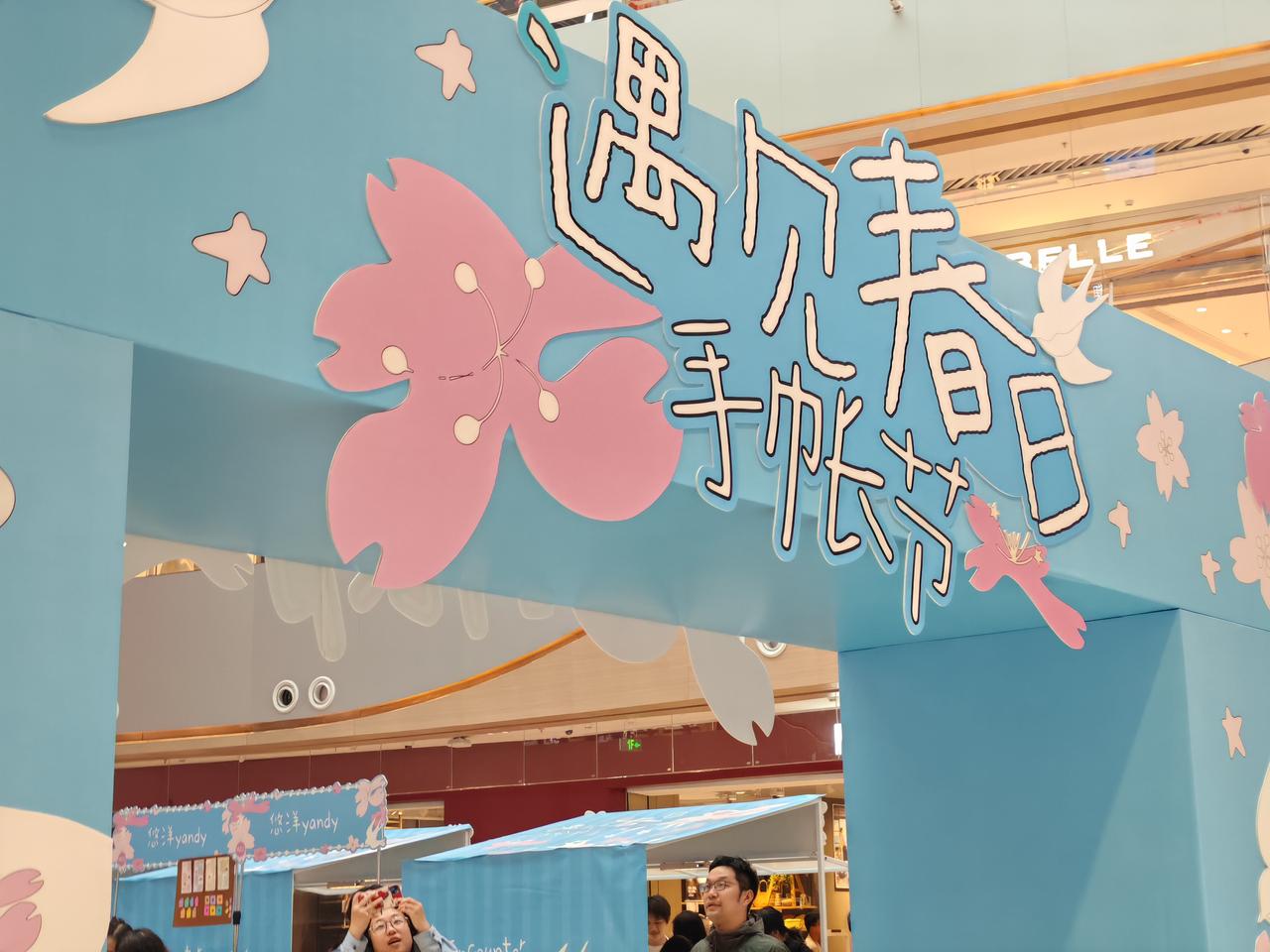 而清明时节的光谷也超棒，花事地图上线。早樱铺完“粉色地毯”，晚樱、紫藤、杜鹃接档