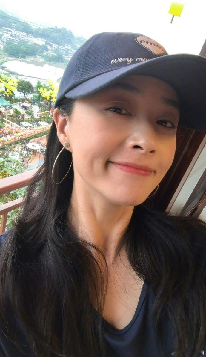 偶遇蒋欣瘦了这次知道蒋欣在哪里了蒋欣这次穿搭直接戳我心巴！条纹针织衫搭白衬衫，经