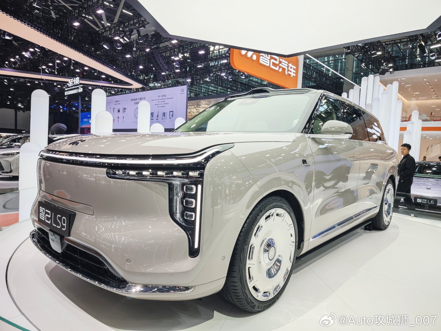 论大气，智己LS9是真舍得给啊，前后排都照顾得很到位，屏幕够大，三个重力座椅，按