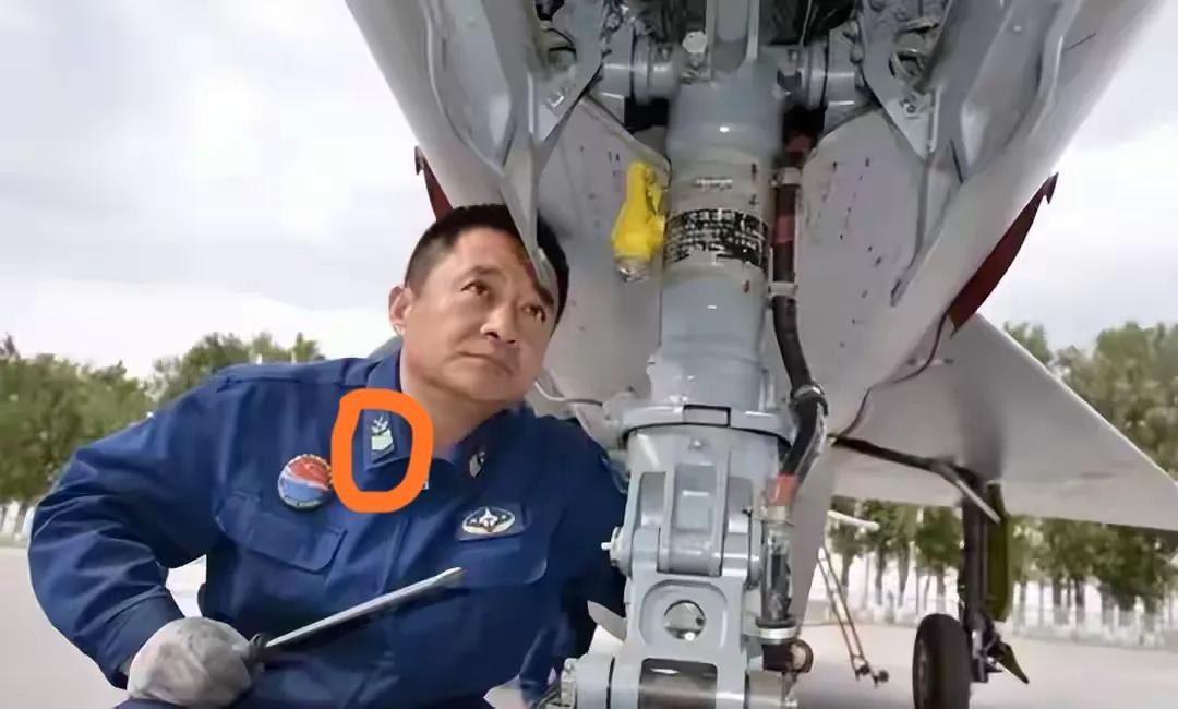 空军中的宝贝！身为一名空军一级军士长，修理飞机是自己的老“本行”，在空军当一名“