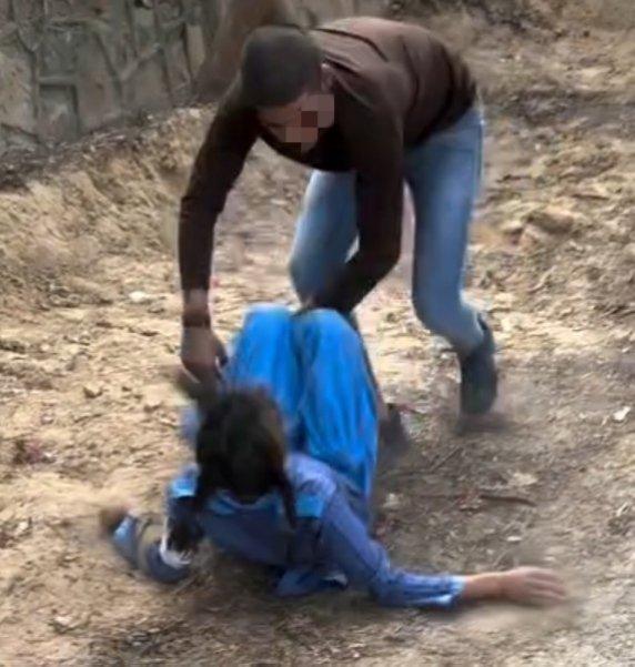 印度犯罪简直是无法无天。一名放学回家的女生被两个年轻男人拖到一个人烟稀少的公园里