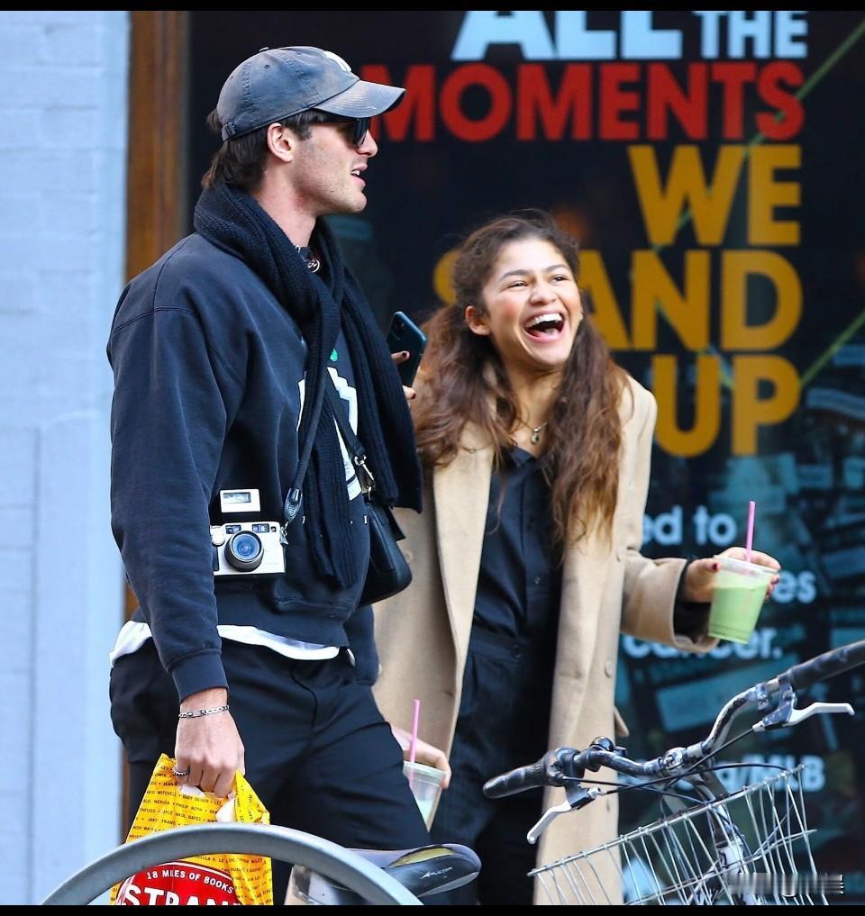 原来你俩在一起过😶…据说：她之前男朋友就是荷兰弟啊，然后荷兰弟那时候找了一个女