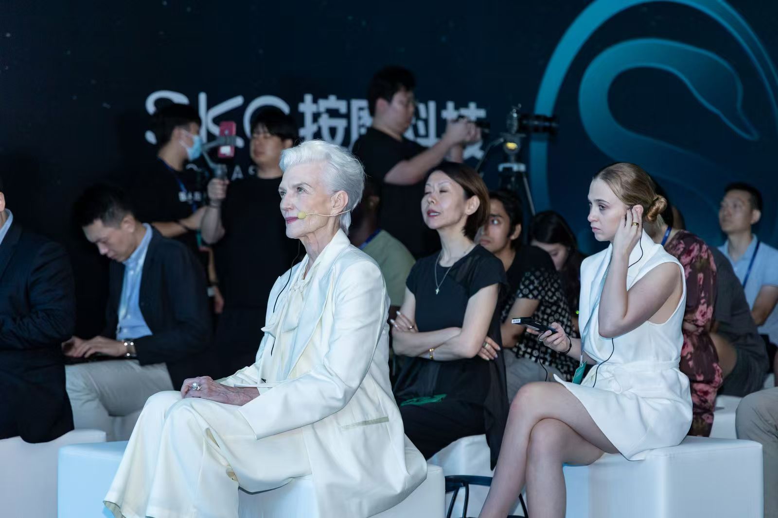突袭SKG制造基地！在SKG新一代按摩科技体验日我竟然见到了马斯克的妈妈。大家都