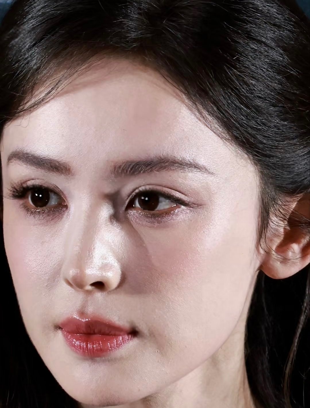 娜扎这个年纪状态算是非常好了，近距离是个人都有点毛孔皱纹 ​​​