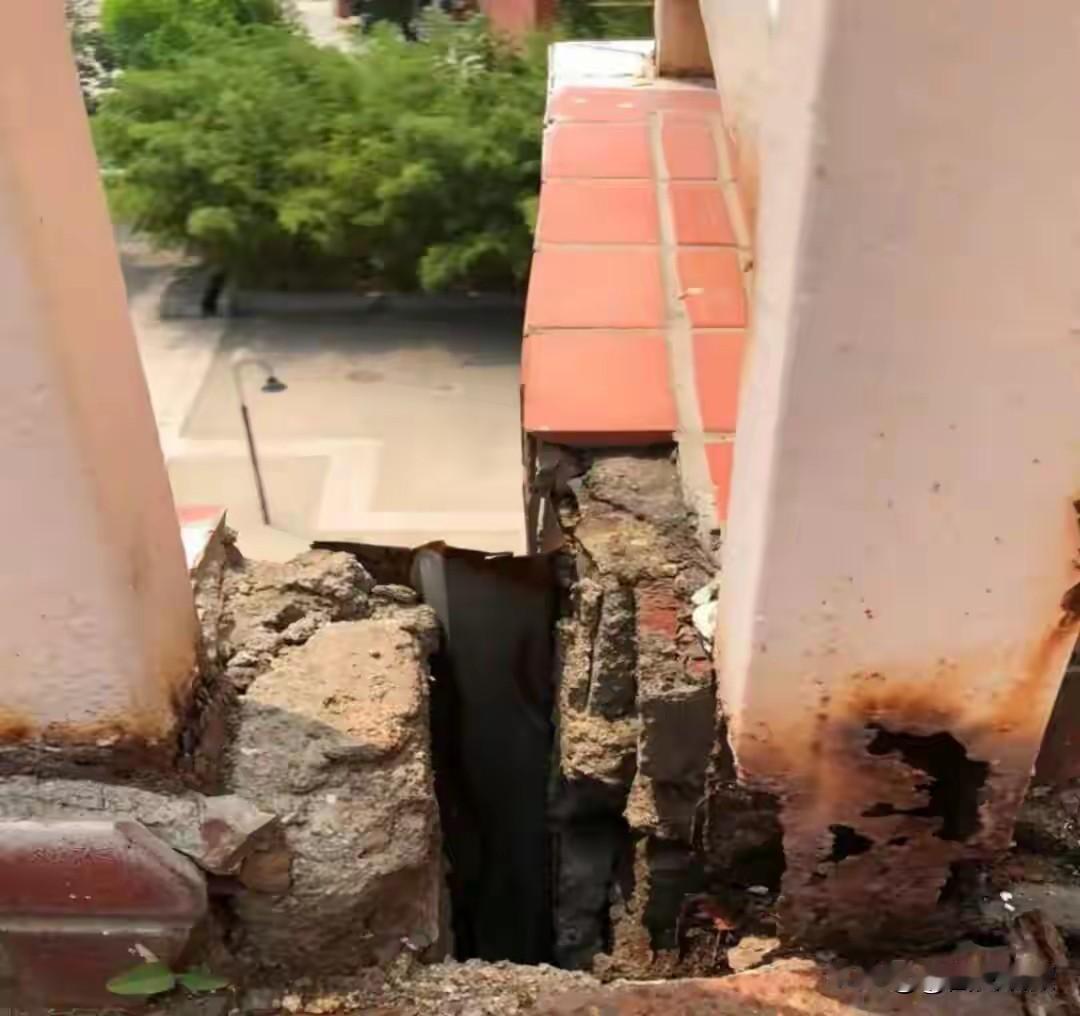 7年前，郑州一所民办中学发生了令人痛心的事。教学楼栏杆突然断裂，3名高一男生从三