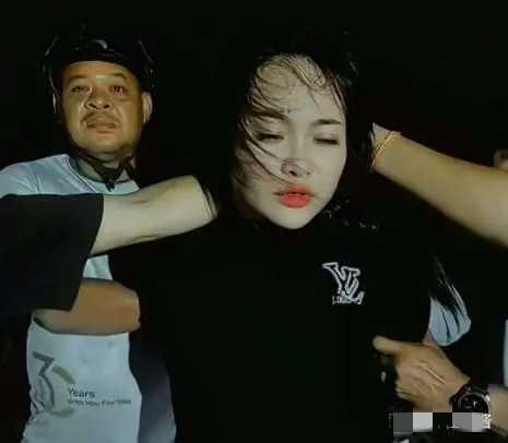 柬埔寨真实劫狱名场面！20岁姑娘卖百万名表买枪，一句“不后悔”引热议
 
家人们