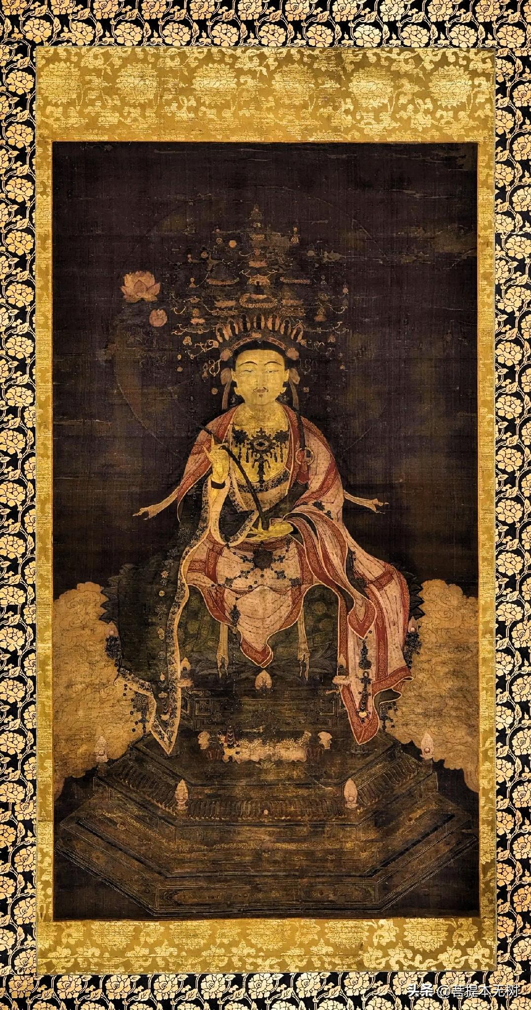 黑底金辉里的千年慈悲｜花冠持莲观音图，一眼即心安
 
当岁月沉淀成古绢上的深褐底