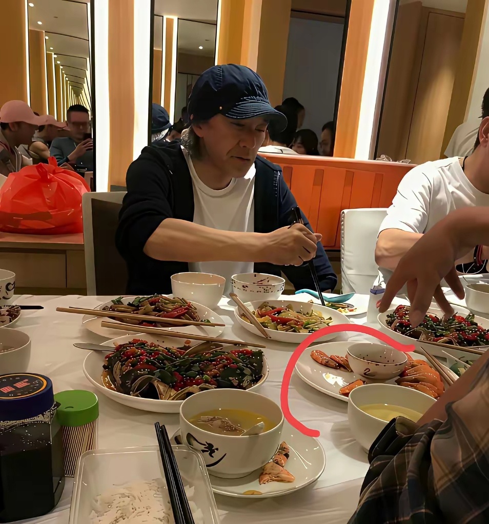 星爷这种级别的人居然就吃这种的虾 