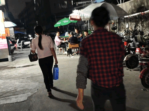 冬日生活打卡季11月6日晚22点下班了，打工提热水回家洗澡。同行的老婆问我：她提