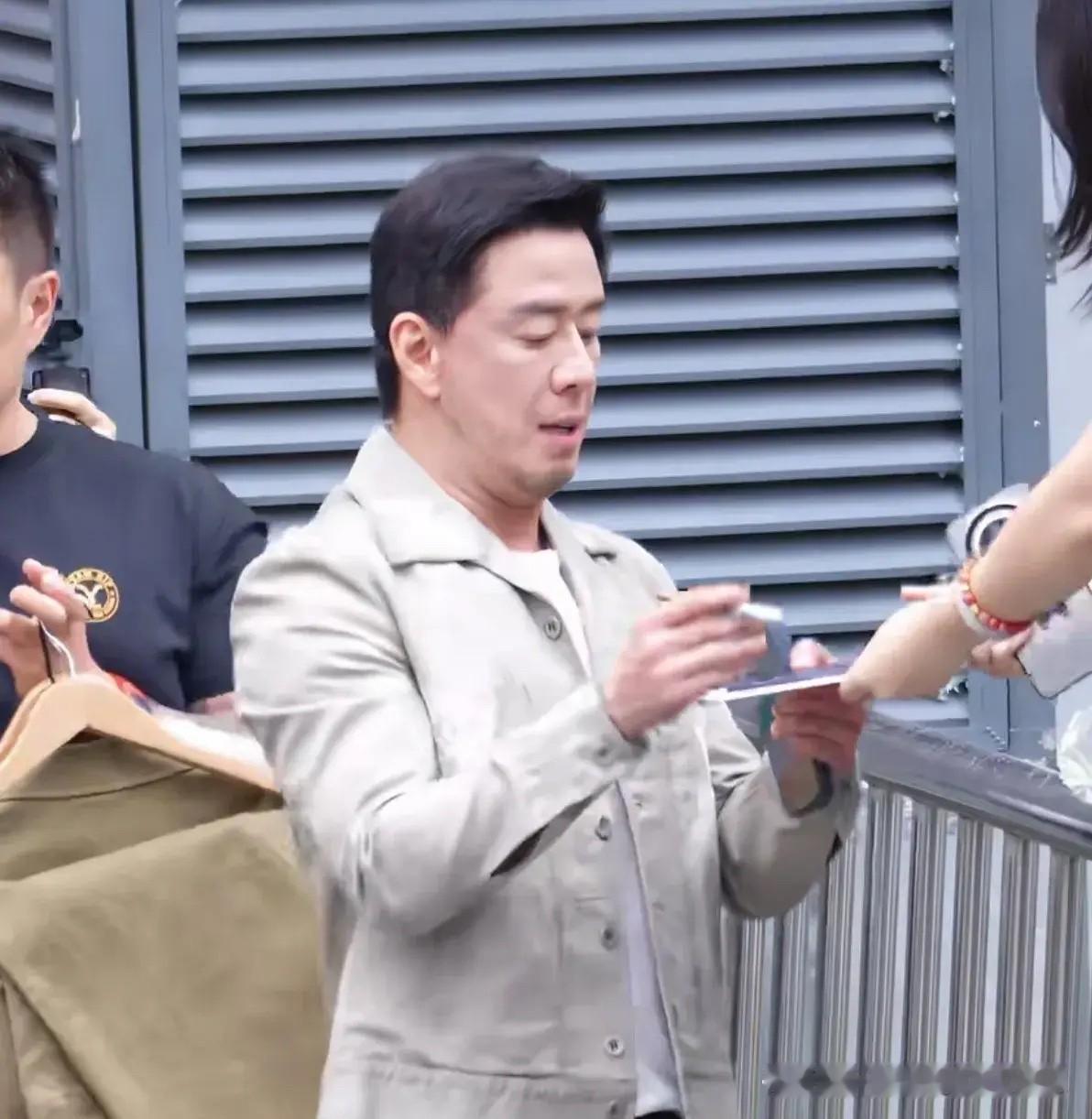 端午当天有网友在街上偶遇了杨坤，随手拍下的照片引来不少讨论。许久没有公开露面，他