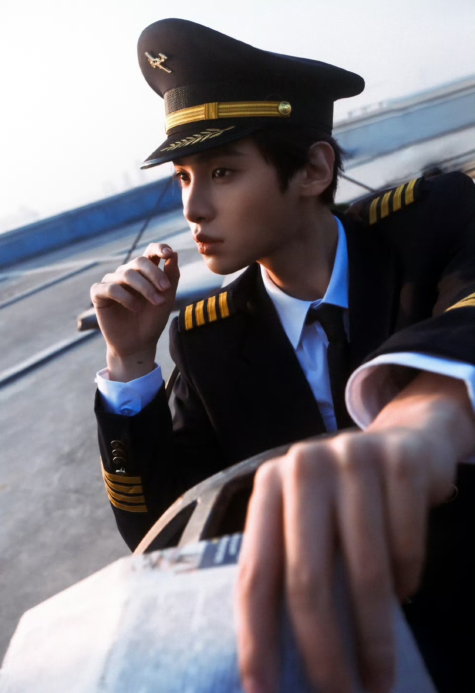 黄明昊今天是机长黄明昊24岁生日大片哇撒！！黄明昊生日快乐~~！黄明昊