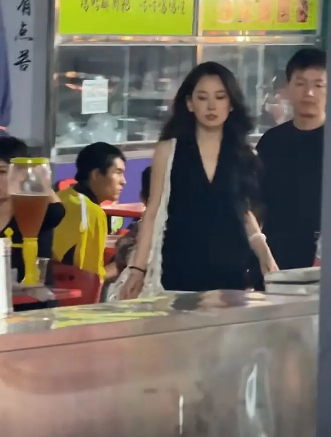 看来森林北真不适合当明星，和男子吃夜宵被拍，发现后翻大白眼…… ​​​