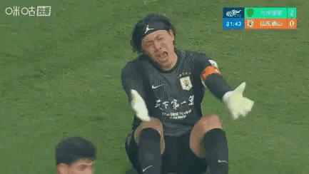 山东泰山门将王大雷真是怒不可遏！在今天山东泰山客场挑战北京国安的比赛中，当时比赛