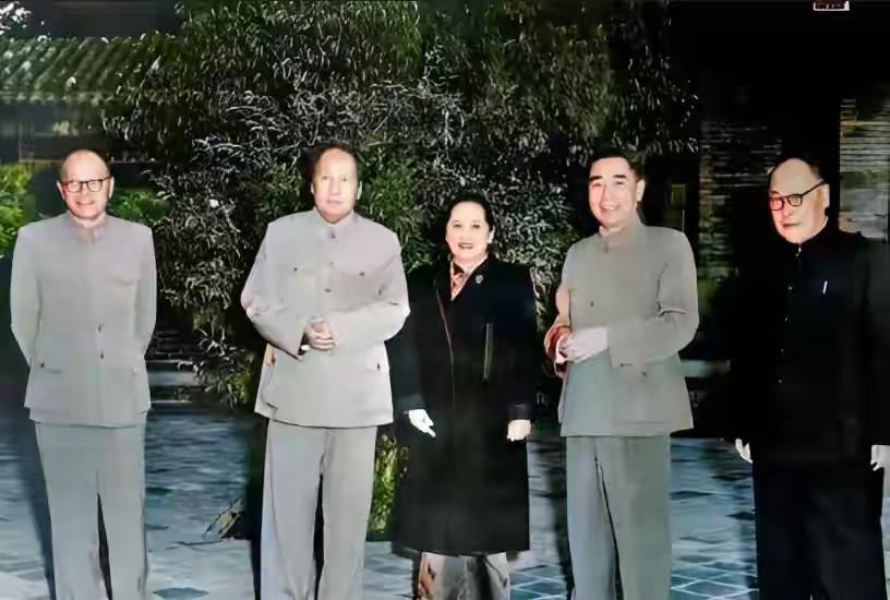 这是63岁的宋庆龄和毛主席，以及周总理等人的真实样貌，这可不是演员扮演的，宋庆龄