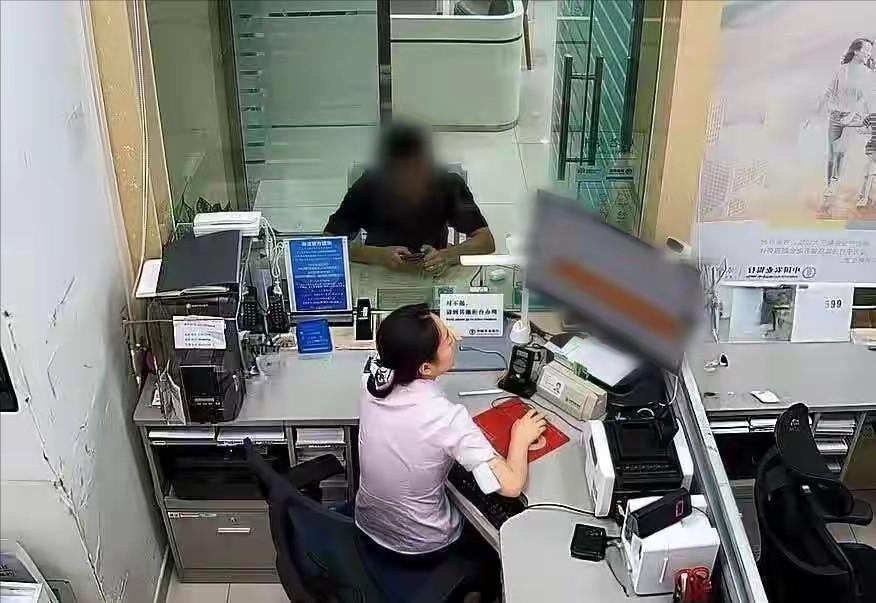 实在蛮不讲理！湖南常德，一名男子在银行结束营业前六分钟冲进网点，打算支取 150
