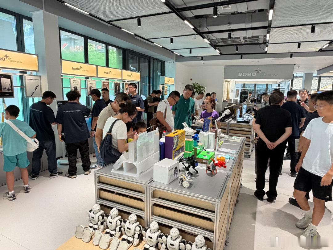 周总的交子机器人店今日开业，朋友们可来扫码领小电器，以后白天这边店机器人巡逻，晚