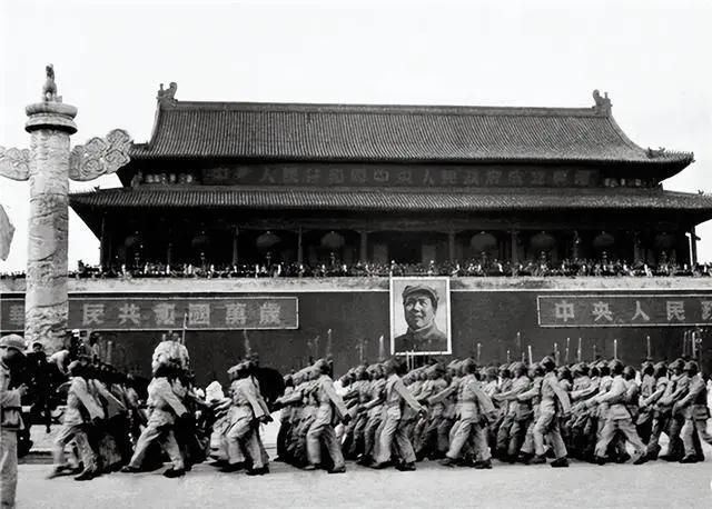 1964年，美国对越南发动侵略战争。
炮弹还打到了中国边境内。
1965年，在越