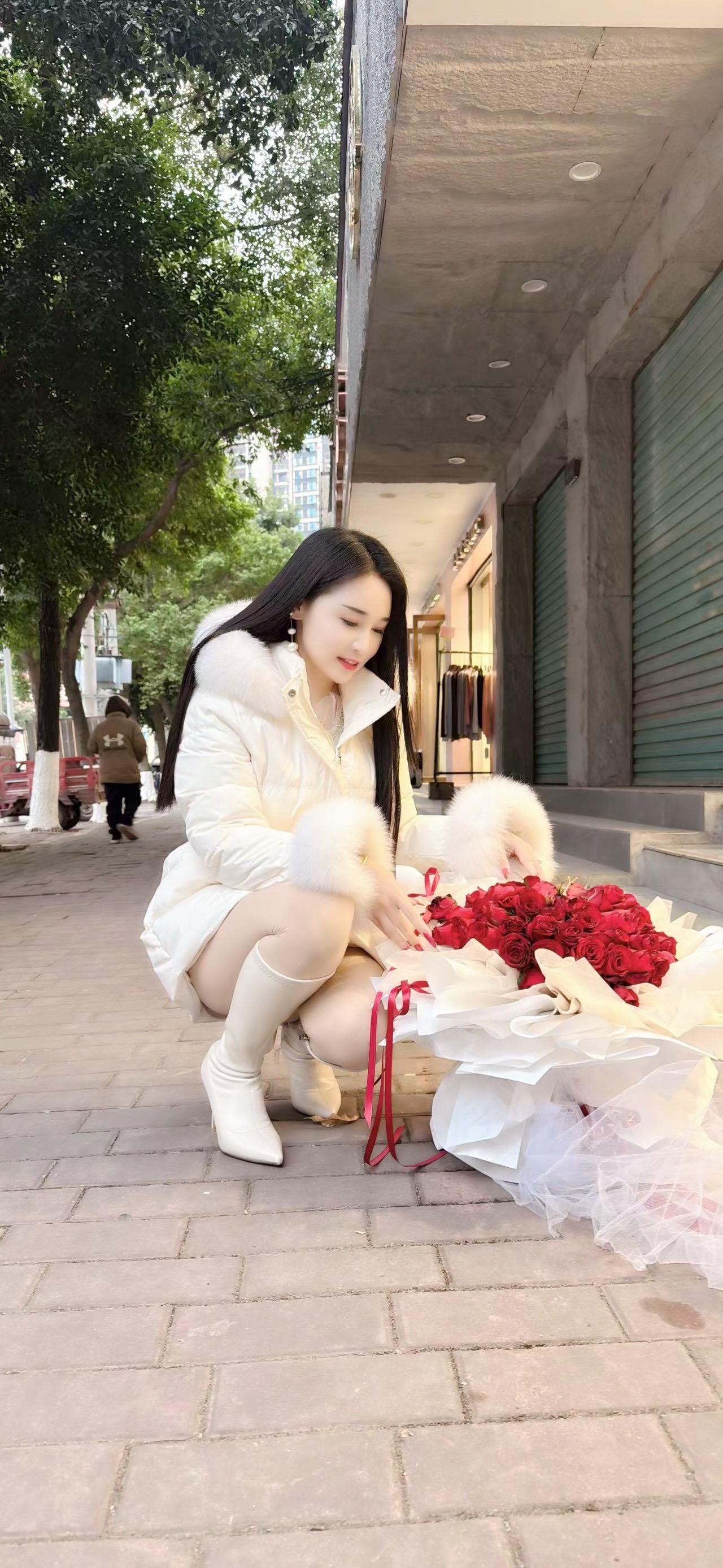 每天一醒来就是更新更新朋友圈😂因为家庭不好，等我有钱了我就不更新了 😁