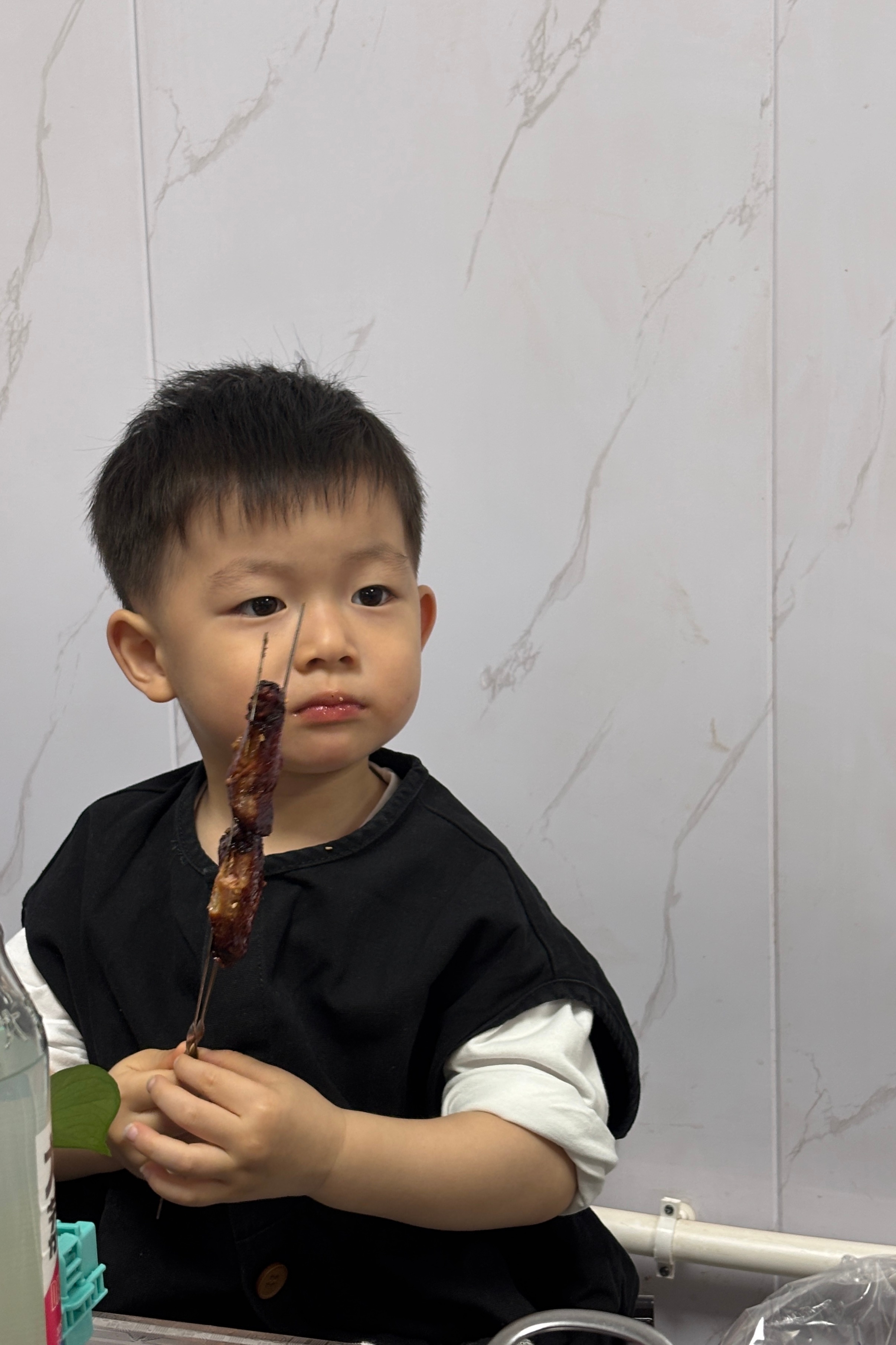 小孩吃鸡翅 ​​​