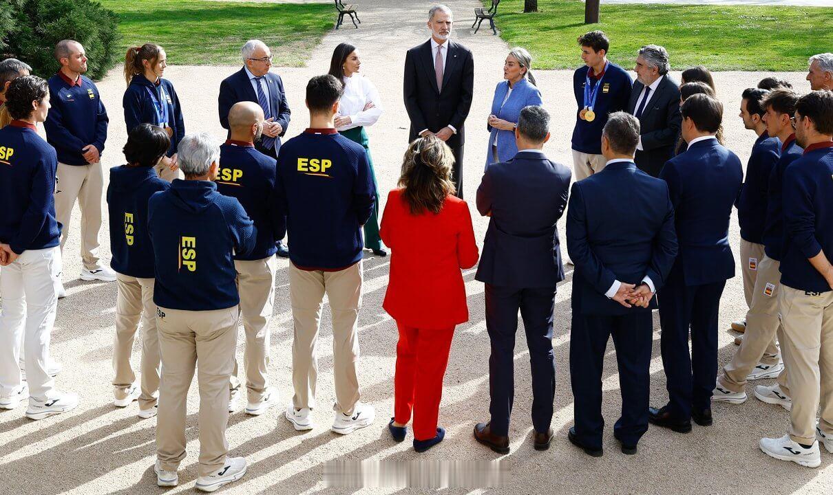 2.25 西班牙国王菲利普六世和王后莱蒂齐亚接待冬奥会代表团，这届他们成绩也是不