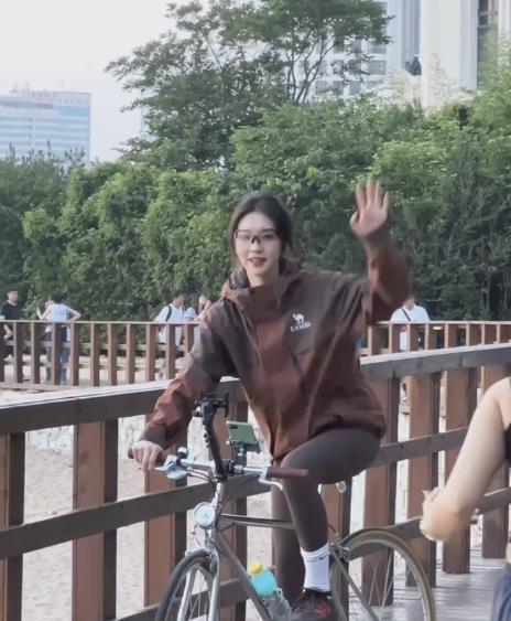 休闲骑喜欢的骑行骑行眼镜
炫彩耀眼，人群中一眼可见
全天候智能变色，无惧时间骑行