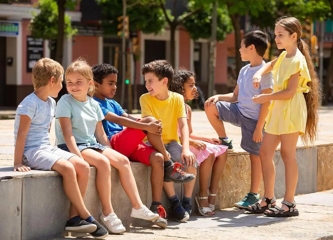 公立学校老师不敢管你家孩子是因为怕你投诉，私立老师敢管是因为知道你不会轻易翻脸