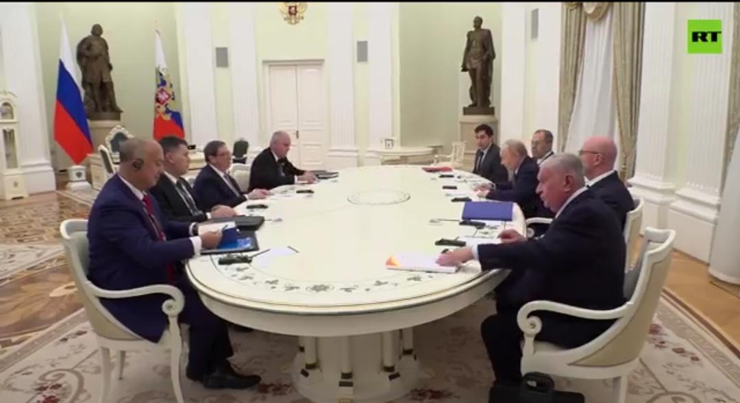 新闻快讯——普京会见古巴外长 俄古互表坚定支持
 
当地时间，普京在莫斯科会见古