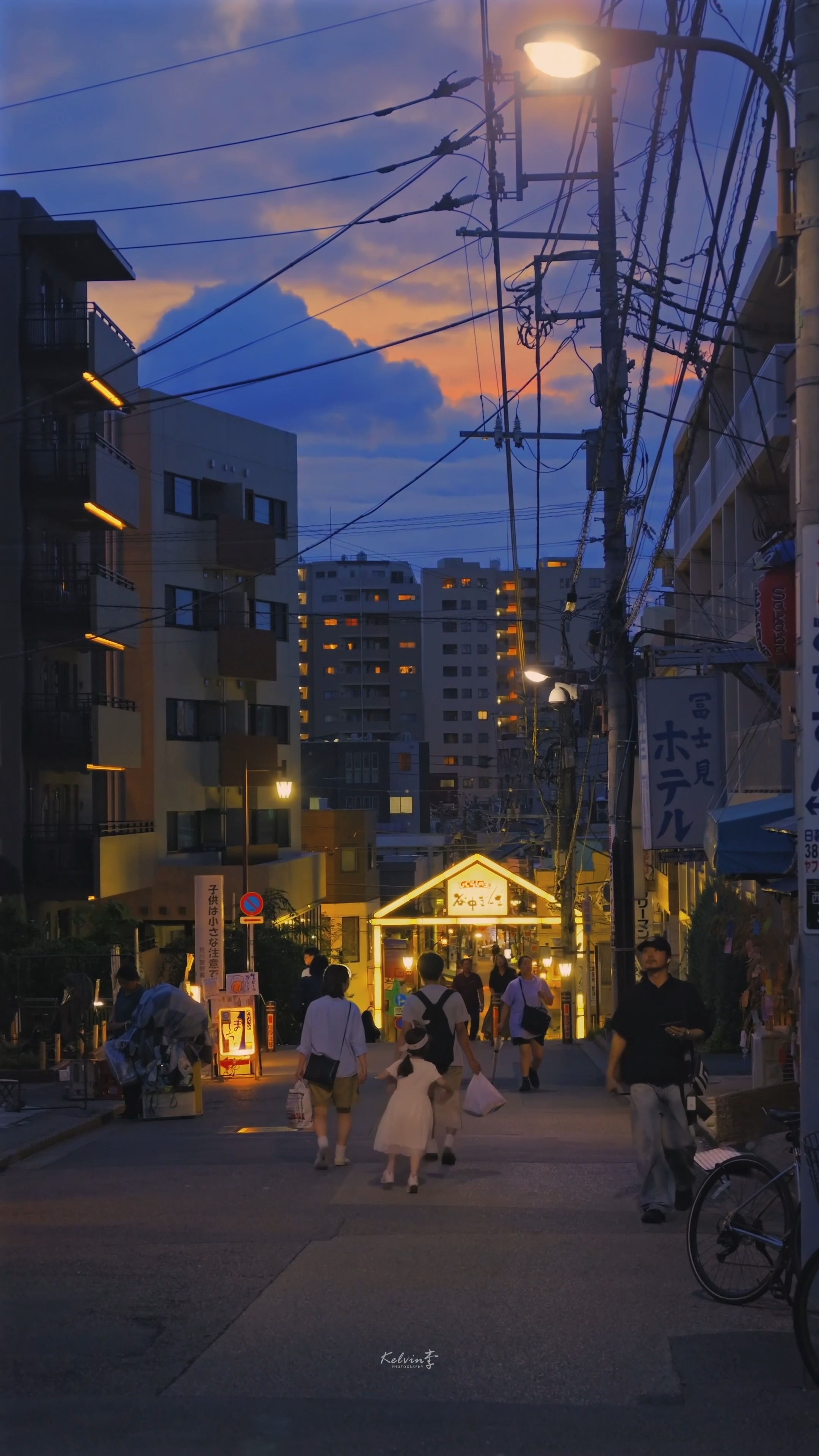 “夏天的傍晚，像是进入到了另一个世界。”📍日暮里 