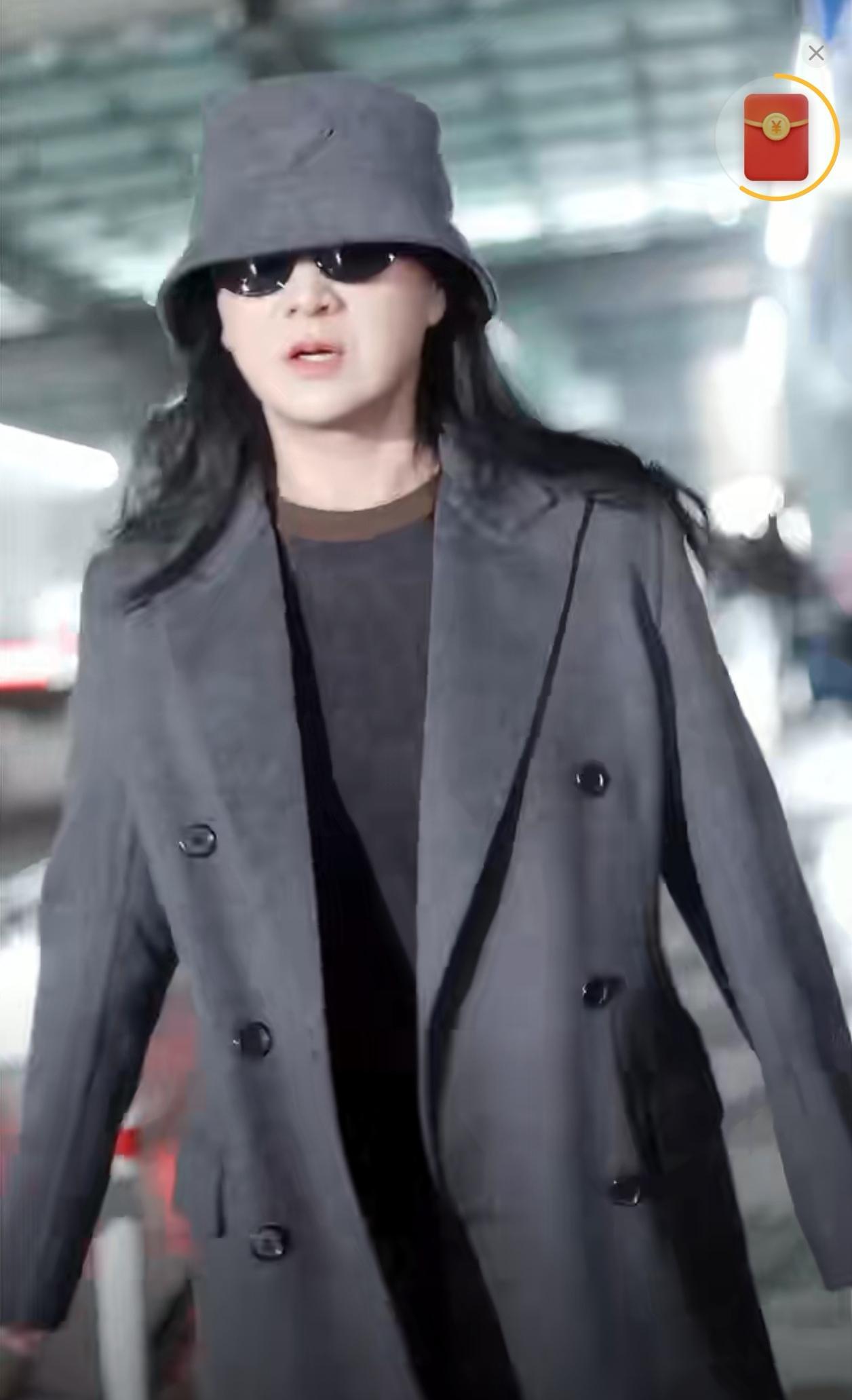 瘦了100斤，却像丢了魂。
贾玲在米兰时装周的照片流出，评论区炸了：“这眼神怎么